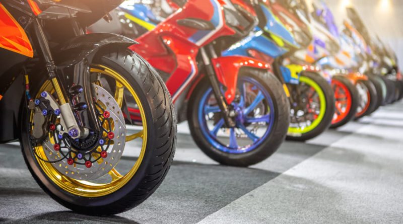バイクが横一列に並んでいる画像